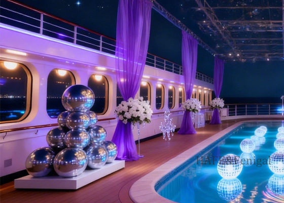 Çeşitli renklerde çift katmanlı şişme PVC ayna topları ile dış mekan dekorasyonu